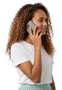Jeune active au téléphone