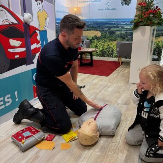 Aujourd’hui, les enfants peuvent découvrir les gestes qui sauvent avec les Jeunes Sapeurs-Pompiers d (...)